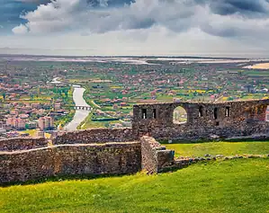 Naturskøn udsigt over byen Lezhe i Nordalbanien med historiske seværdigheder og natur