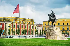 Praça Skanderbeg em Tirana, Albânia, com a estátua de Skanderbeg e os edifícios históricos circundantes